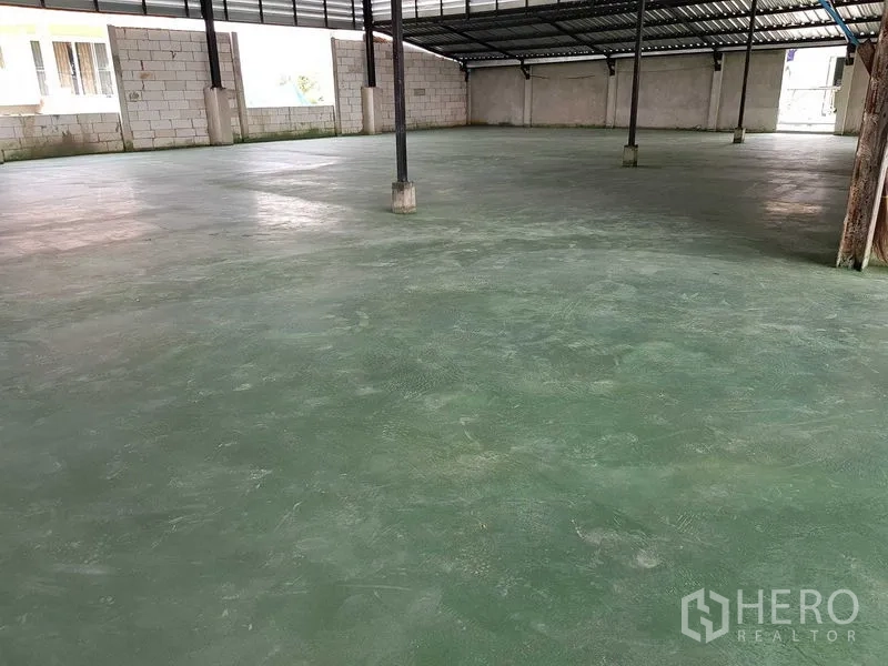 货栈 出售在Lam Luk Ka, Pathum Thani - 宽敞的室内空间，绿色环氧地坪与高挑屋架。