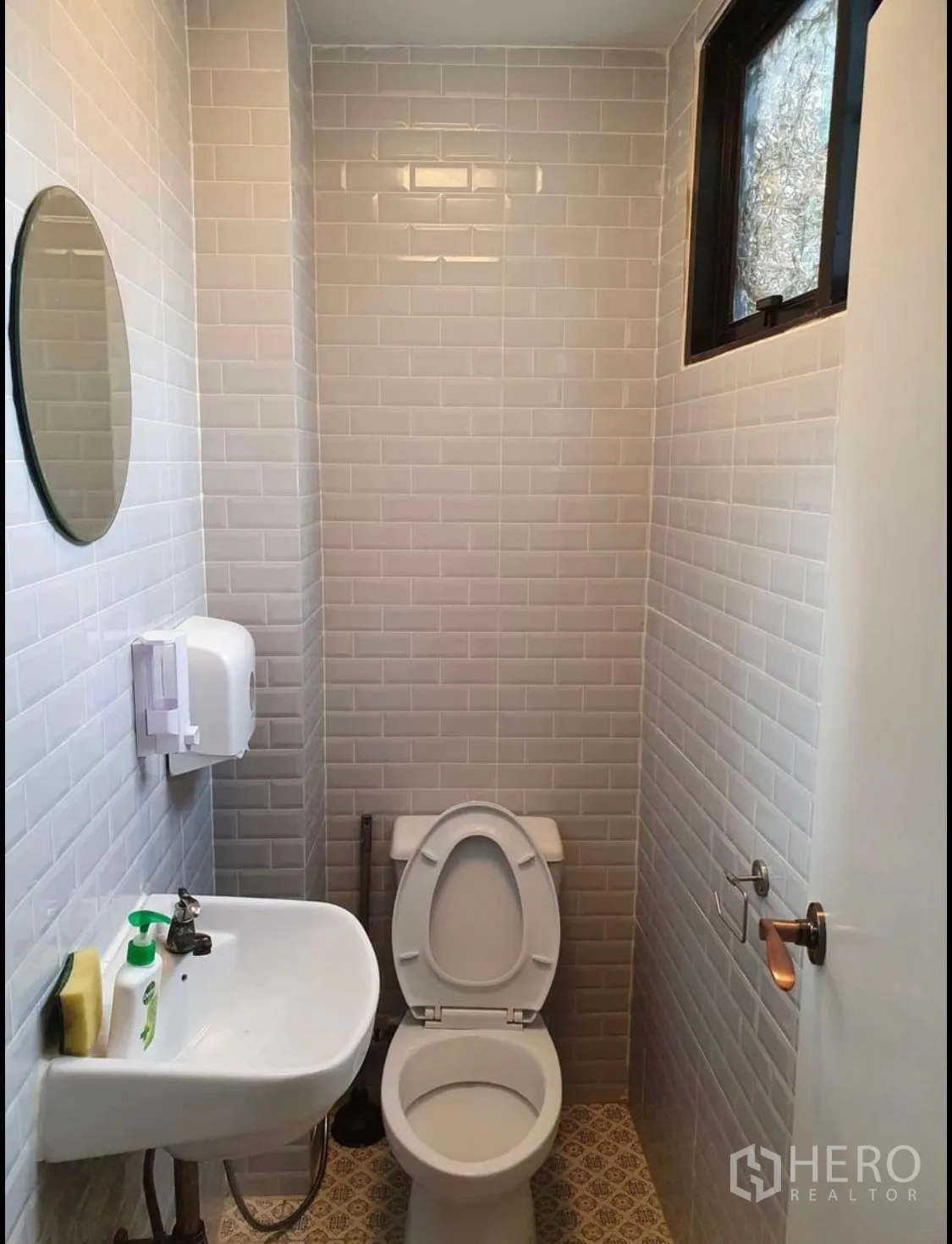 อาคารพาณิชย์ ให้เช่าหรือขายในWatthana, Bangkok - ห้องน้ำขนาดกะทัดรัด ผนังกระเบื้องซับเวย์ขาว กระจกกลมและอ่างล้างมือ