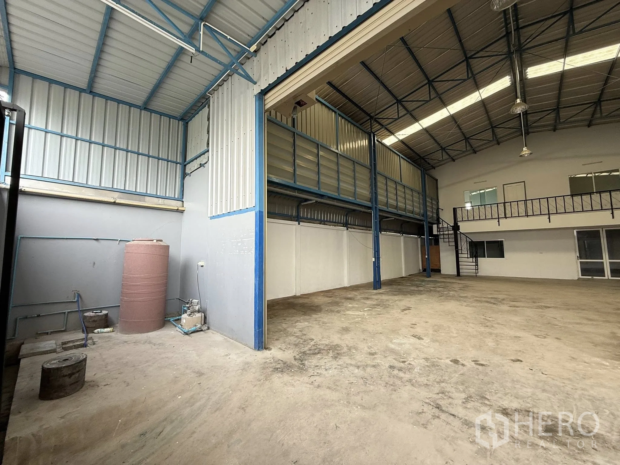 คลังสินค้า ให้เช่าหรือขายในBang Sao Thong, Samut Prakan - มุมอุปกรณ์ยูทิลิตี มีถังเก็บน้ำและปั๊มภายในโกดัง