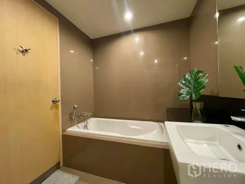 คอนโด ให้เช่าหรือขายในKhlong Toei, Bangkok - ห้องน้ำพร้อมอ่างอาบน้ำเคาน์เตอร์อ่างล้างหน้าและไฟดาวน์ไลท์