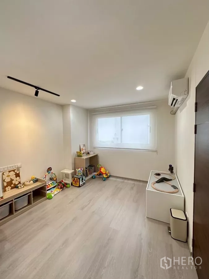Townhouse for rent in Saphan Sung, Bangkok - Another view of the playroom featuring air conditioning and wood-look flooring.