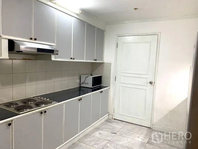 公寓 出租 - 独立厨房，灰色橱柜，电炉、抽油烟机和微波炉。