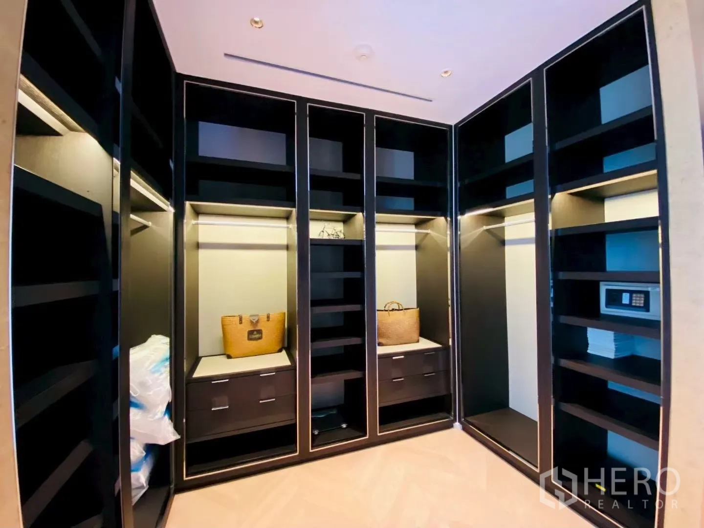 คอนโด for rent in Sathon, Bangkok - วอล์กอินคลอเซ็ตกว้าง ตู้บิลท์อินสีดำ ลิ้นชัก และตู้เซฟ