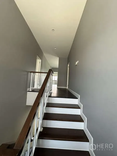 บ้าน ขายในLam Luk Ka, Pathum Thani - โถงชั้นบนและชานพักบันได พื้นไม้สีเข้ม