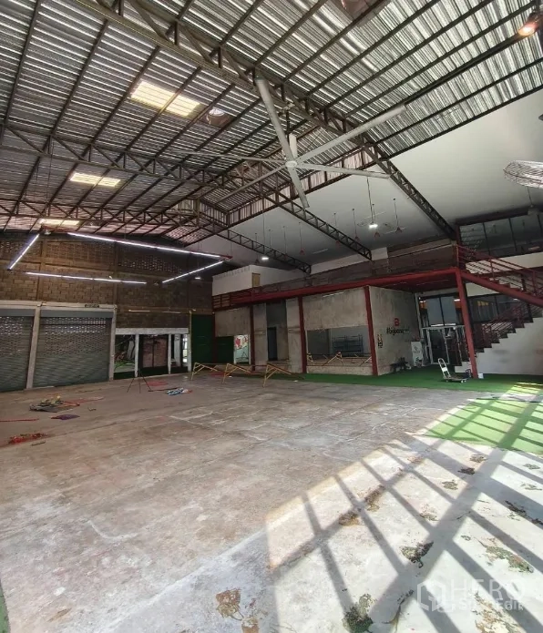 คลังสินค้า ให้เช่าในKhlong Toei, Bangkok - โกดังสว่างพร้อมทางเดินชั้นลอย สกายไลท์ และพื้นที่กว้าง