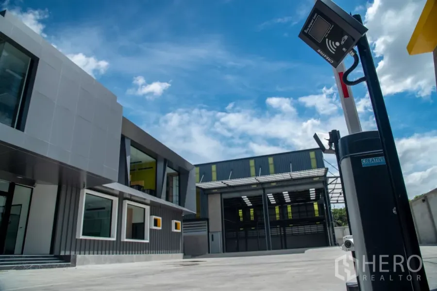 Warehouse for sale in Bang Khen, Bangkok - Modern warehouse with office, wide driveway and access control gate in Bang Khen, Bangkok.