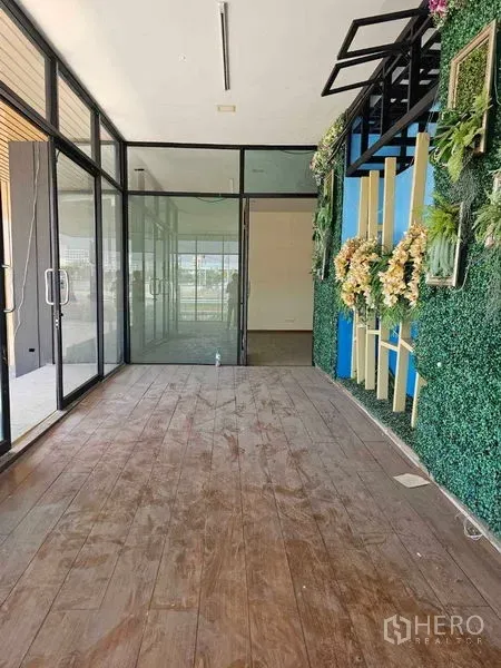 带办公室的家 出租在Prawet, Bangkok - 入口前厅，玻璃隔断与绿植装饰墙。