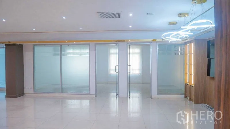 สำนักงาน ให้เช่าในChatuchak, Bangkok - ทางเข้าห้องประชุมประตูกระจกคู่ พร้อมไฟวงแหวนสมัยใหม่และพื้นกระเบื้องสีขาว
