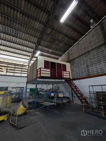 คลังสินค้า ให้เช่าในBang Phli, Samut Prakan - ออฟฟิศชั้นลอยภายใน พร้อมบันไดสีแดงขึ้นสู่พื้นที่ทำงาน