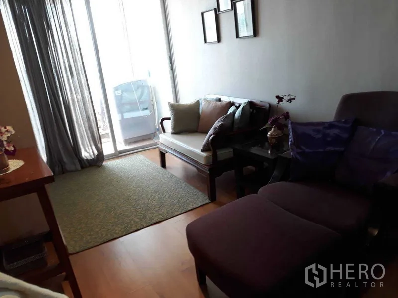 公寓 出租或出售在Khlong Toei, Bangkok - 明亮客厅，沙发与贵妃椅，推拉玻璃门通向阳台。