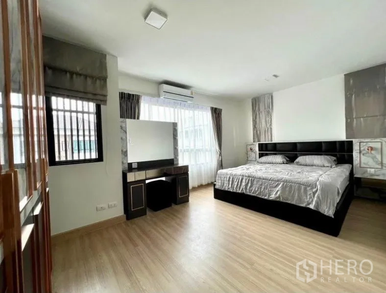 ทาวน์เฮาส์ ให้เช่าในWang Thonglang, Bangkok - อีกหนึ่งห้องนอนกว้าง เตียงคิงไซส์ โต๊ะเครื่องแป้ง รับแสงธรรมชาติ