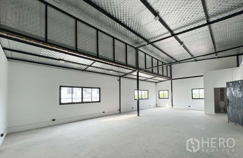 คลังสินค้า ให้เช่าในBang Phli, Samut Prakan - พื้นที่ทำงานชั้นบนขนาดใหญ่ มีหน้าต่างหลายบาน เพดานฉนวน และจุดต่อยูทิลิตี