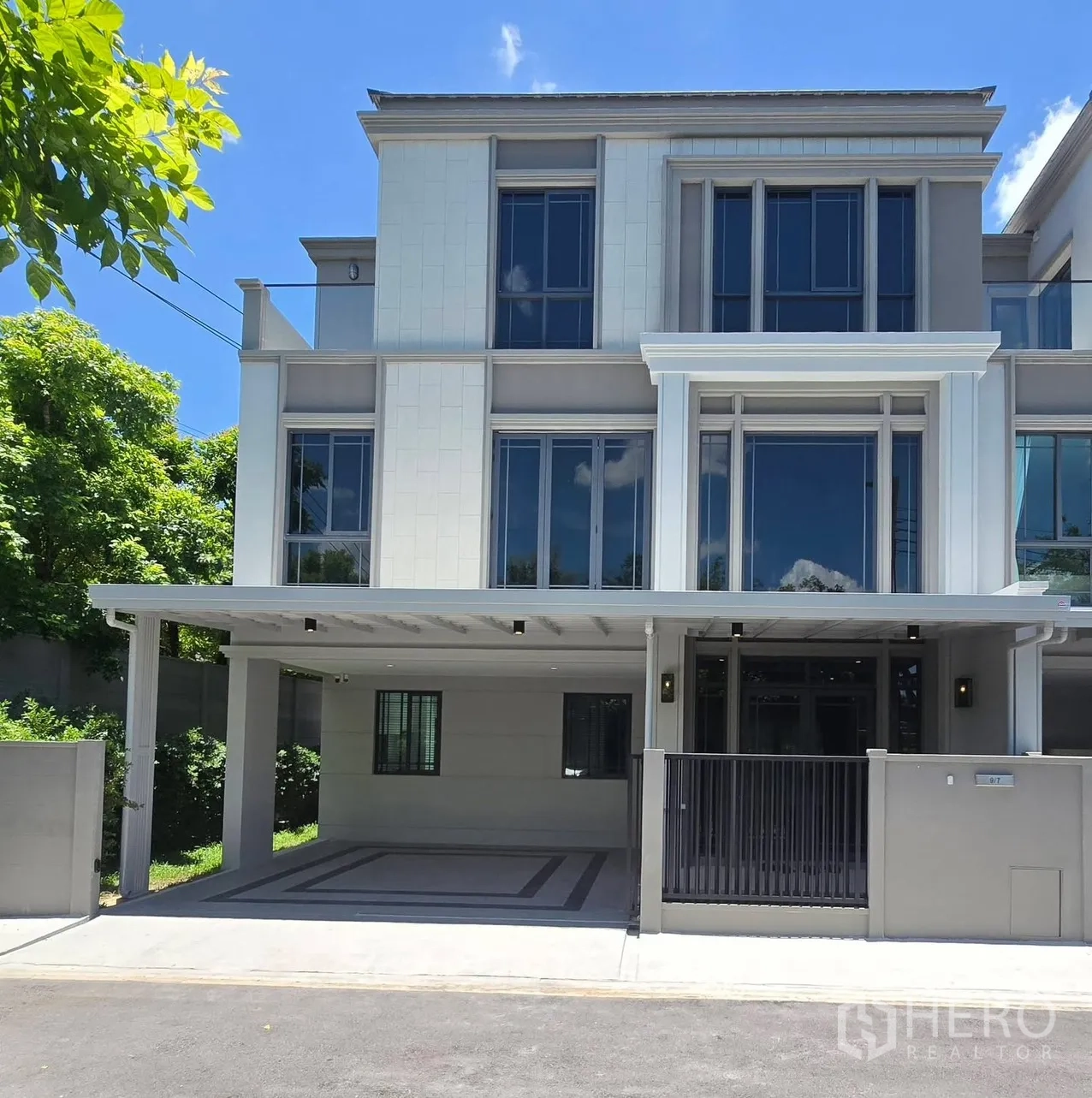 Semi-detached House for rent in Suan Luang, Bangkok - Contemporary three-storey semi-detached house with gated entrance and covered carport.