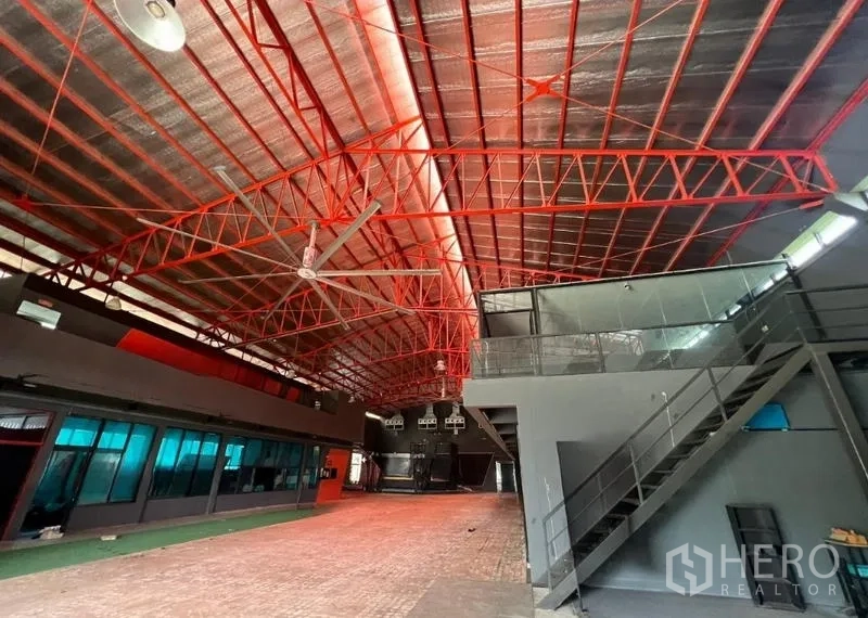 โชว์รูม ให้เช่าในMueang Samut Prakan, Samut Prakan - พื้นที่ภายในกว้าง หลังคาโครงแดง พัดลมเพดานขนาดใหญ่และบันไดเหล็ก