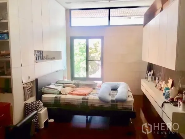 สำนักงานที่บ้าน ให้เช่าหรือขายในBang Rak, Bangkok - ห้องนอนหลัก ตู้บิลต์อิน หน้าต่างบานใหญ่ และพื้นไม้โทนอุ่น