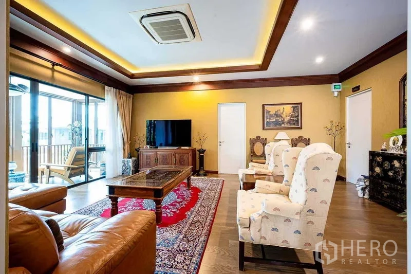 บ้าน ขายในPrawet, Bangkok - ห้องนั่งเล่นขนาดใหญ่ ฝ้าหลุมไฟซ่อน ทีวีคอนโซล และทางออกสู่ระเบียง.