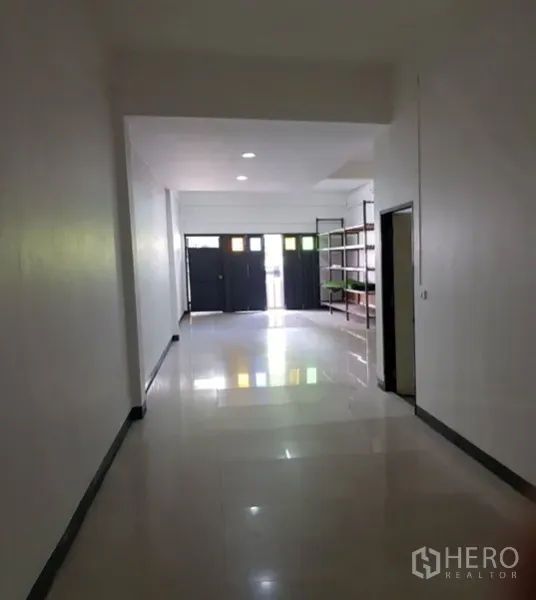 店屋 出租在Watthana, Bangkok - 店屋纵深布局，面向前门，带天花灯与储物架。