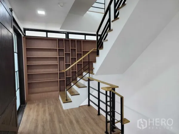 คลังสินค้า ให้เช่าในPhra Khanong, Bangkok - โถงบันไดราวเหล็กสีดำและชั้นเก็บของบิลท์อินเต็มผนัง
