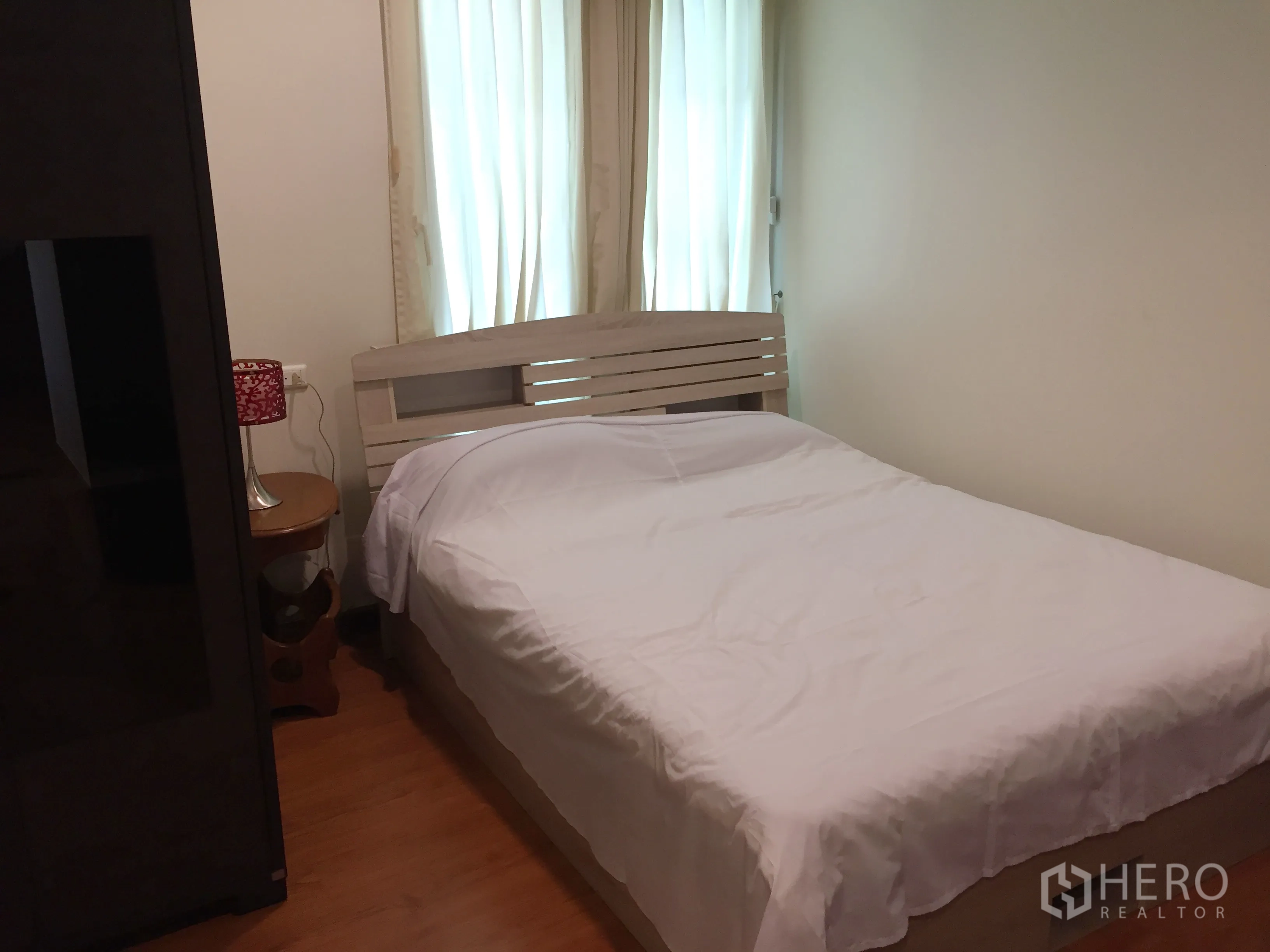 คอนโด ให้เช่าในKhlong Toei, Bangkok - ห้องนอนสว่าง พื้นไม้ ผ้าม่านสีอ่อน และเตียงปูผ้าขาว ในคอนโดสุขุมวิท