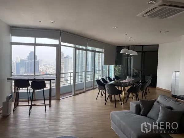 คอนโด ให้เช่าหรือขายในKhlong San, Bangkok - พื้นที่นั่งเล่นเชื่อมทานอาหาร มีโซฟา มุมบาร์ ทางออกสู่ระเบียง และวิวสกายไลน์