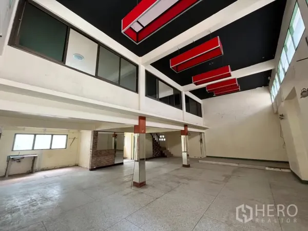 独立式住宅 出租在Suan Luang, Bangkok - 挑高大厅配夹层与红色吊灯