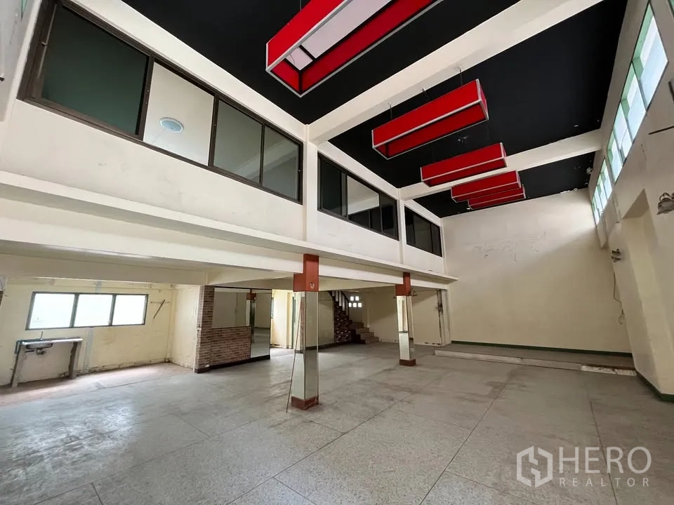 独立式住宅 出租在Suan Luang, Bangkok - 挑高大厅配夹层与红色吊灯