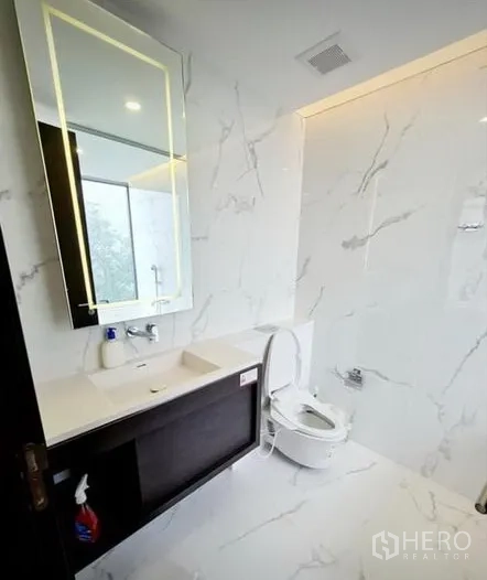 公寓 出租在Khlong Toei, Bangkok - 第二浴室，白色大理石墙面，带灯镜与洗手台