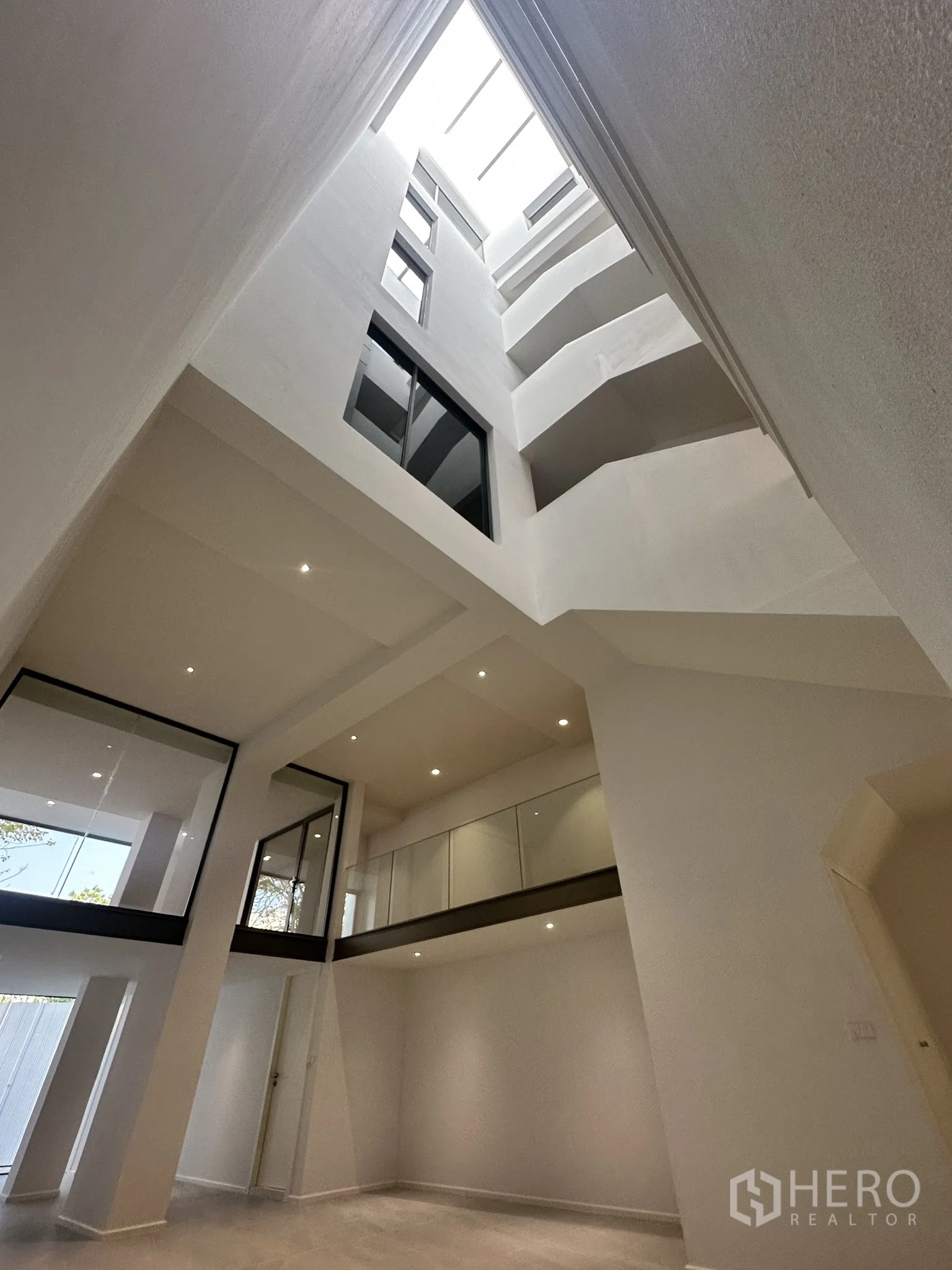 家庭办公室 for rent or sale in Watthana, Bangkok - 中庭天窗采光，多处内窗与高挑空间。