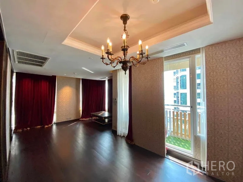 คอนโด ให้เช่าในKhlong Toei, Bangkok - ห้องนอนมีโคมระย้า หน้าต่างสูง และระเบียงเล็ก