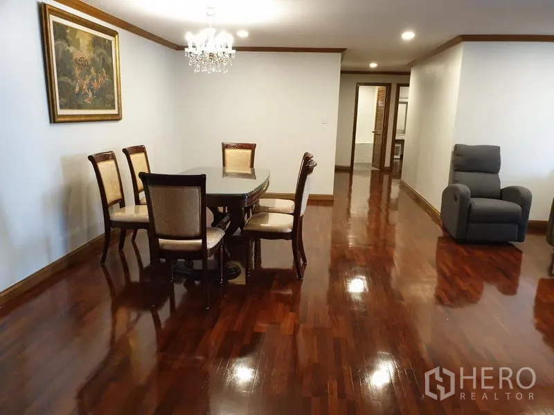 คอนโด ให้เช่าในWatthana, Bangkok - พื้นที่รับประทานอาหารแบบเป็นทางการ โต๊ะหกที่นั่ง โคมไฟแชนเดอเลียร์ และทางเดินสู่โถง