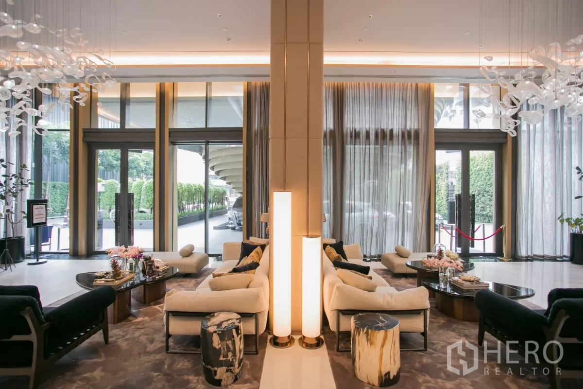 公寓 出租在Watthana, Bangkok - 大堂休息区，临近玻璃入口，可见车道与绿化。