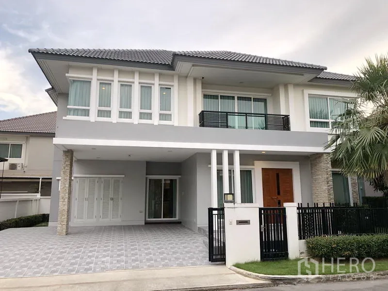 Detached House for rent or sale in Saphan Sung, Bangkok - Two-storey contemporary detached house with tiled driveway, covered carport, balcony and gated front yard.