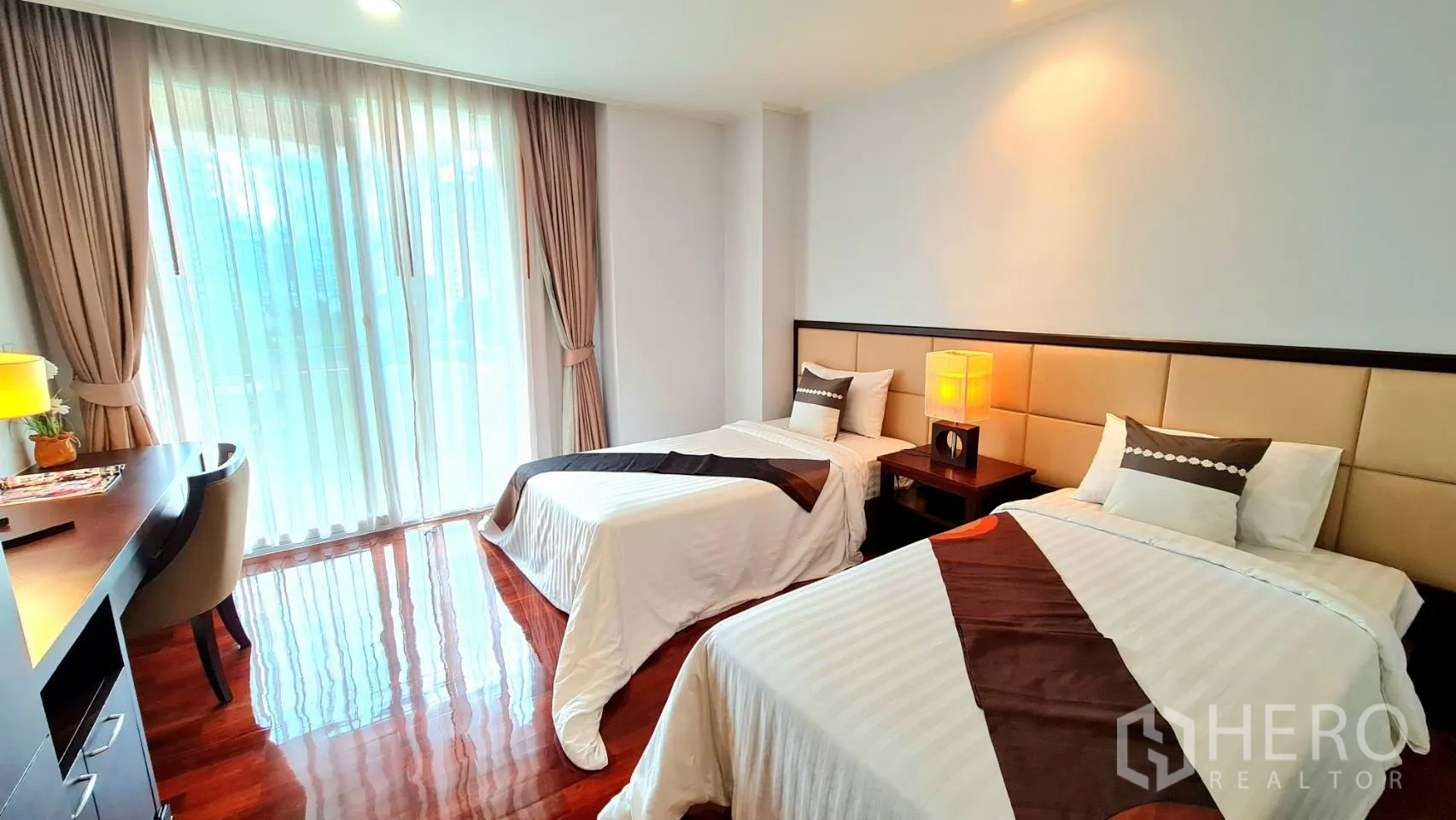 อพาร์ทเมนท์ ให้เช่าในWatthana, Bangkok - ห้องนอนที่สอง เตียงเดี่ยวสองเตียง หน้าต่างบานใหญ่ ผ้าม่านหนา พื้นไม้ และโต๊ะทำงาน