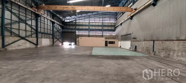货栈 出租在Mueang Samut Prakan, Samut Prakan - 宽大的存储大厅，龙门吊上方，地面无柱通畅。