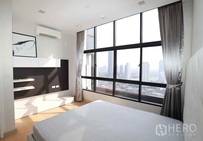 คอนโด ให้เช่าในKhlong San, Bangkok - ห้องนอนรับแสงธรรมชาติด้วยหน้าต่างบานใหญ่และวิวกรุงเทพฯ