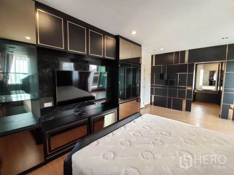 Detached House for rent - Master bedroom with built-in wardrobes and black-and-gold TV wall