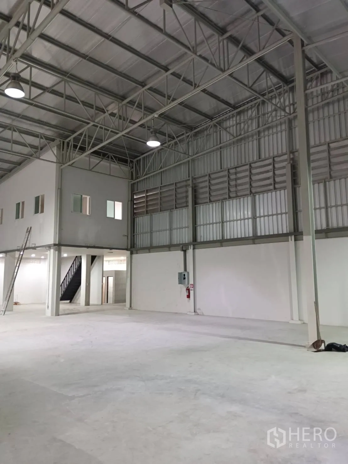 คลังสินค้า ให้เช่าในKhlong Sam Wa, Bangkok - ผนังภายในมีช่องลมระบายอากาศ ตู้ไฟ และถังดับเพลิง