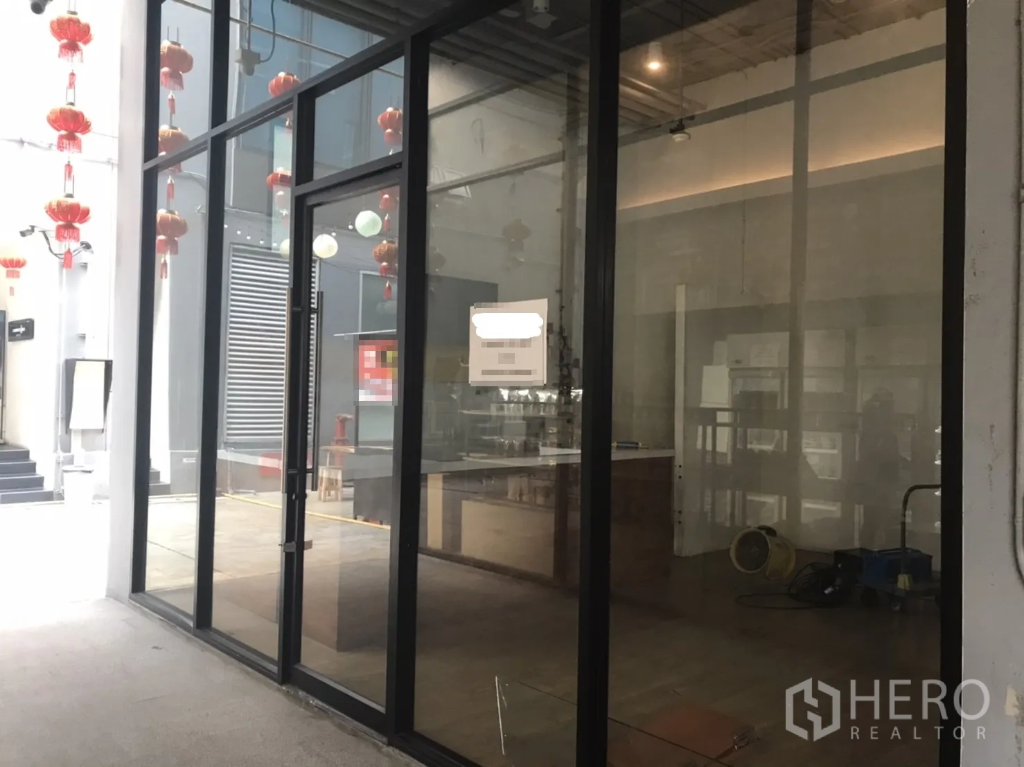 零售空间 出租在Khlong Toei, Bangkok - 临走廊的整面玻璃店面与入口门，采光良好、展示醒目。