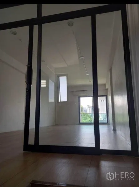 带办公室的家 出租在Chatuchak, Bangkok - 楼上房间，落地玻璃门、木纹地板与阳台景观