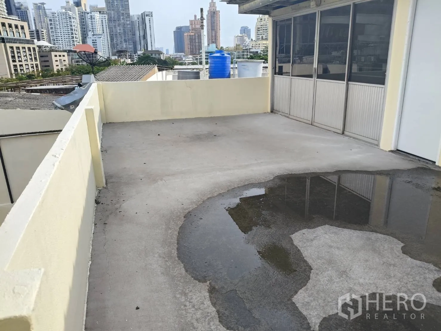 Retail Space for rent in Watthana, Bangkok - Upper terrace with city skyline views beside sliding glass doors.