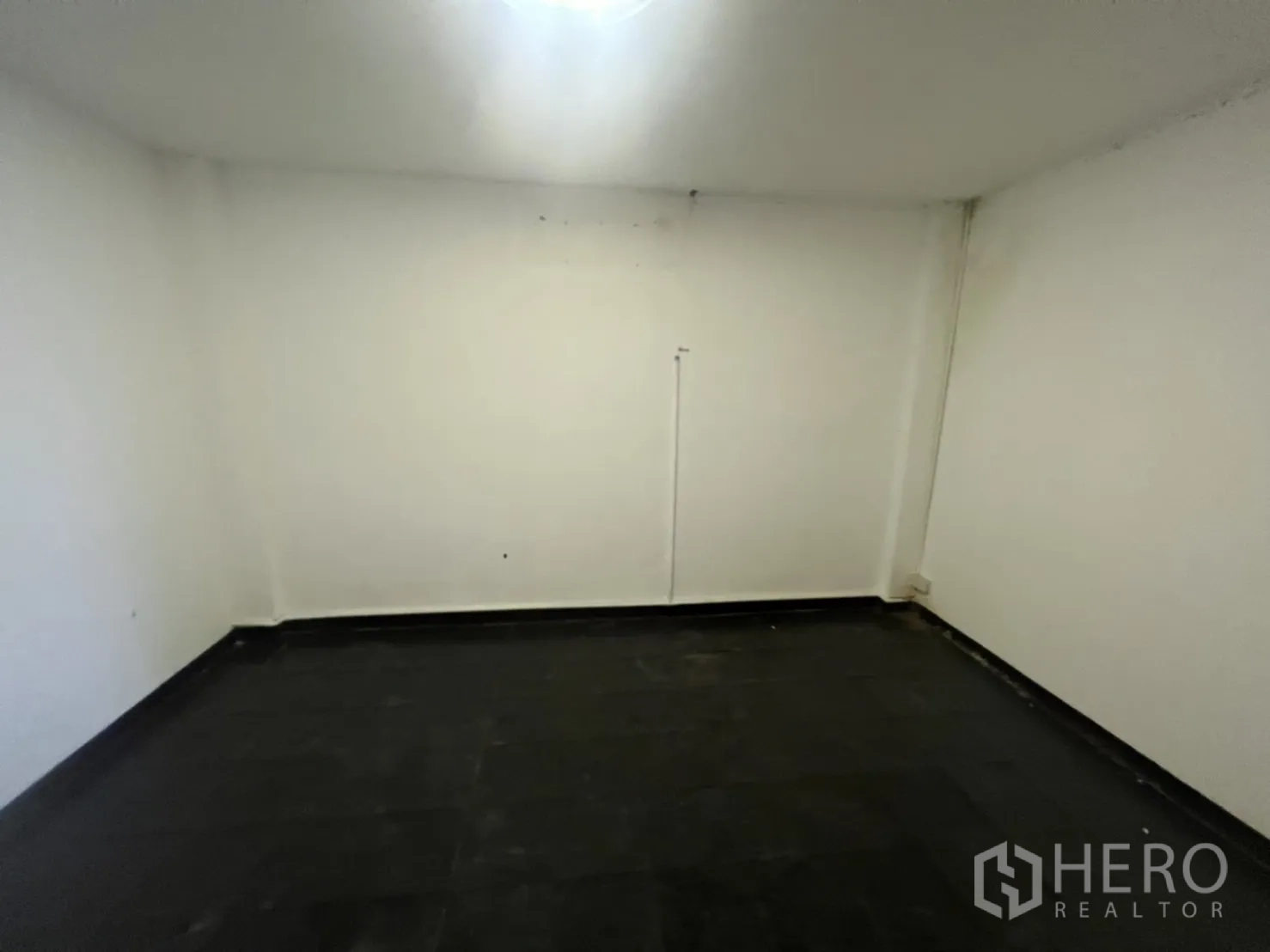 อาคารพาณิชย์ ให้เช่าในWatthana, Bangkok - ห้องทำงานหรือเก็บของขนาดกะทัดรัด ผนังสีขาว พื้นกระเบื้องดำ