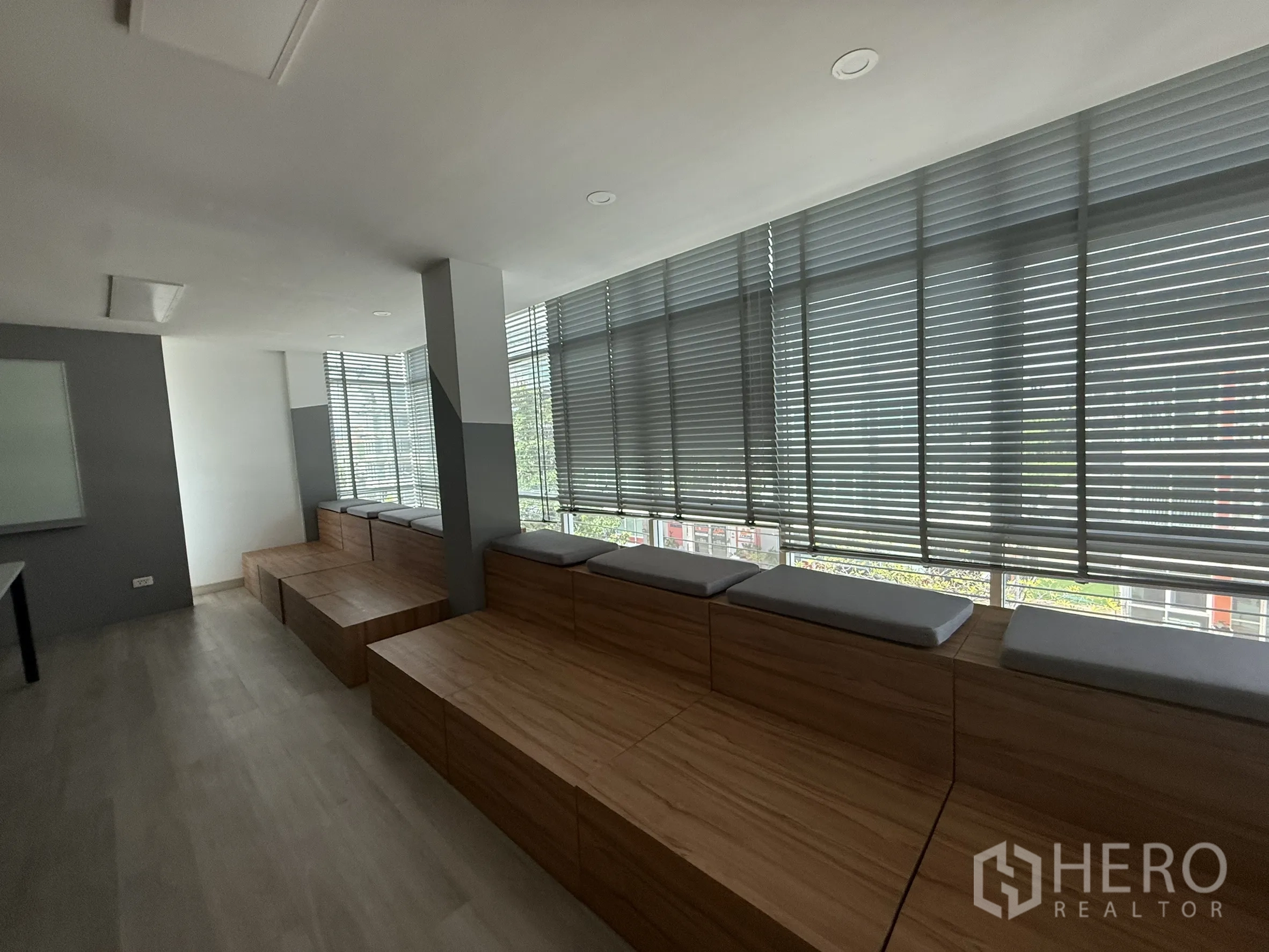 สำนักงาน ให้เช่าในBueng Kum, Bangkok - ม้านั่งขั้นบันไดไม้พร้อมเบาะ ตามแนวหน้าต่างเต็มผนัง