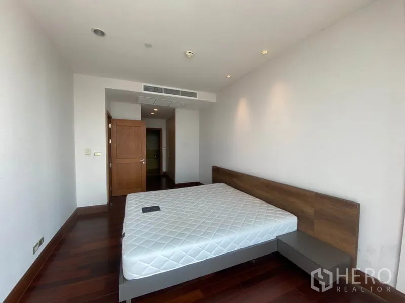 公寓 出租在Sathon, Bangkok - 主卧朝入户方向视角，带卫浴，筒灯与中央空调。