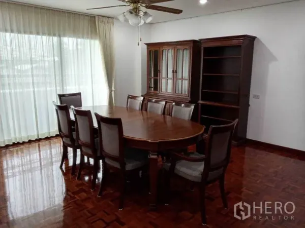 คอนโด ให้เช่าในWatthana, Bangkok - ห้องทานอาหารสว่าง โต๊ะไม้ 8 ที่นั่ง พัดลมเพดาน และผ้าม่านโปร่ง