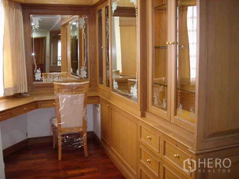 อพาร์ทเมนท์ ให้เช่าในKhlong Toei, Bangkok - ห้องแต่งตัวพร้อมตู้กระจกบิวท์อิน โต๊ะเครื่องแป้งมุม และเก้าอี้