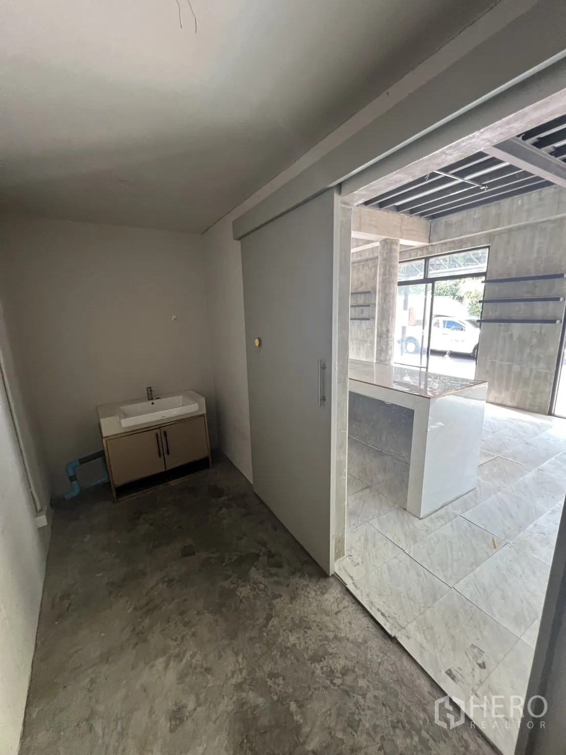 店屋 出租在Watthana, Bangkok - 后侧房间，推拉门与洗手台，连通营业区。