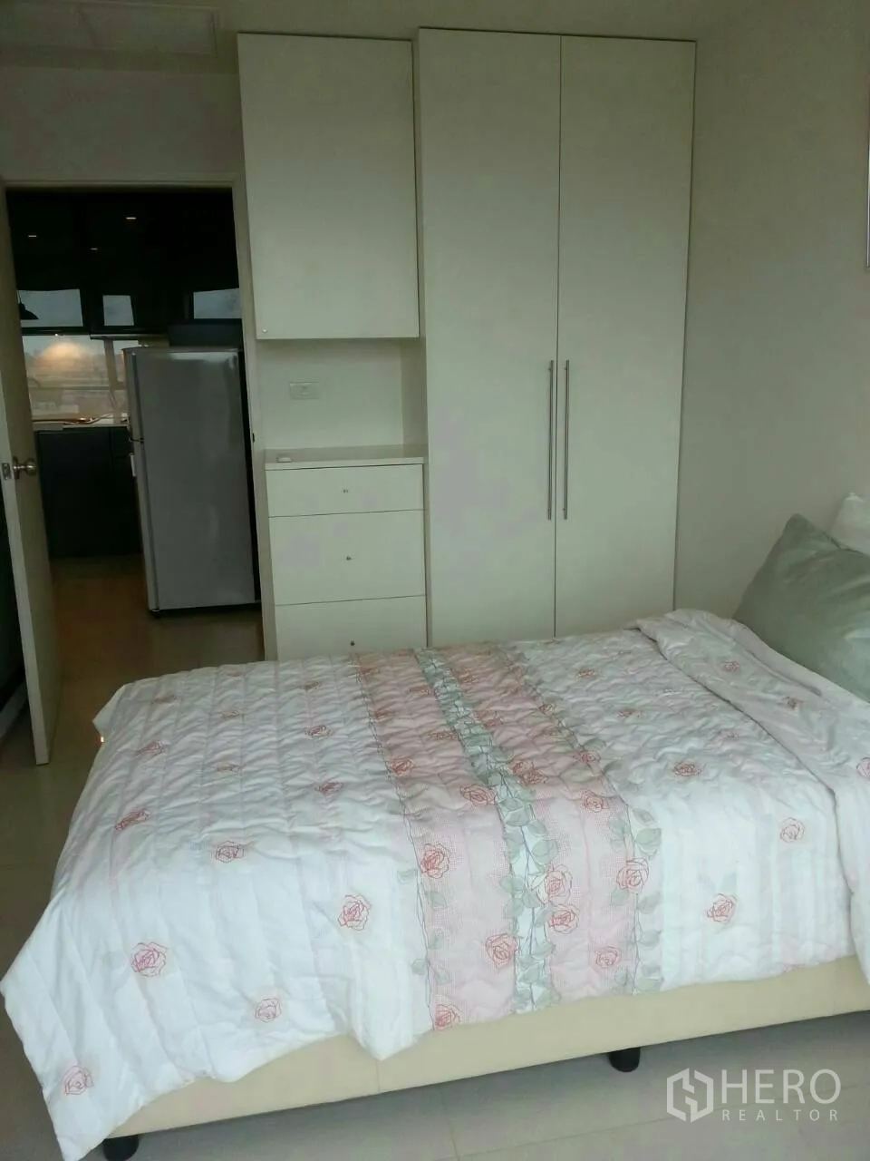 คอนโด ให้เช่าในPhaya Thai, Bangkok - ห้องนอนพร้อมตู้เสื้อผ้าบิลท์อินสีขาวและทางเข้าครัว