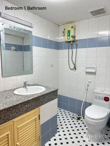 公寓 出租在Watthana, Bangkok - 浴室，带台盆、坐便器和热水器淋浴