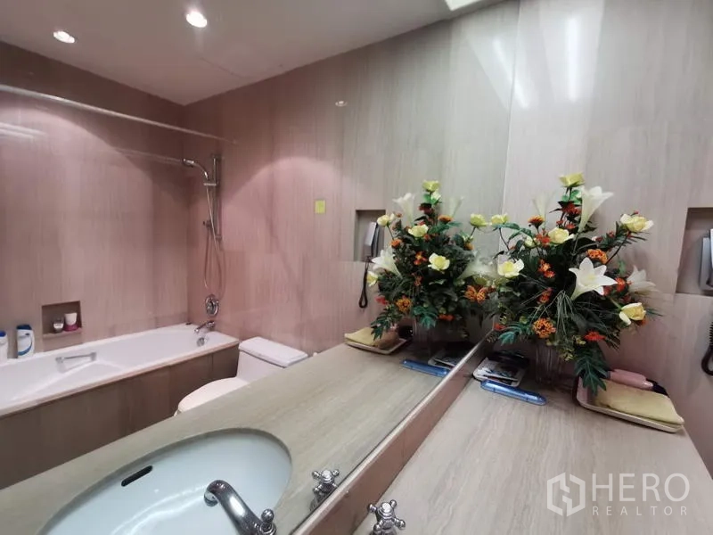 公寓 出租在Pathum Wan, Bangkok - 现代浴室，长台面、浴缸带花洒与大镜面。