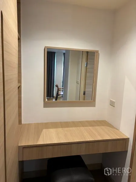 คอนโด ให้เช่าในWatthana, Bangkok - โต๊ะเครื่องแป้งบิลท์อินพร้อมกระจก ชั้นเก็บของ และสตูล โทนไม้อ่อน